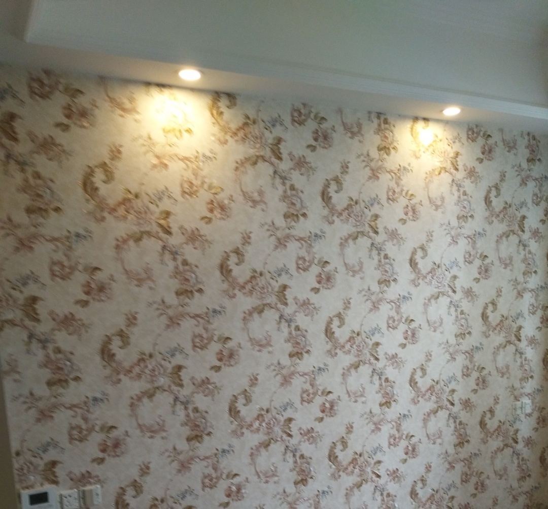 贴墙纸墙面掉灰怎么办,装修贴墙纸墙纸有气味怎么去除