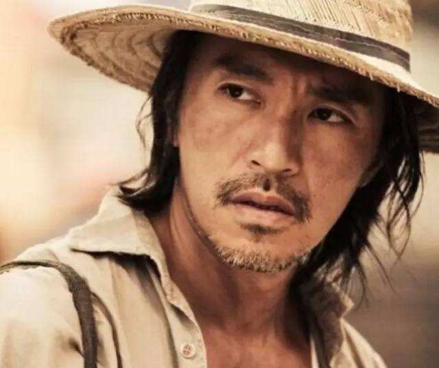 周星驰：站在神坛上看江湖，从星仔到星爷，他还是那个“死龙套”