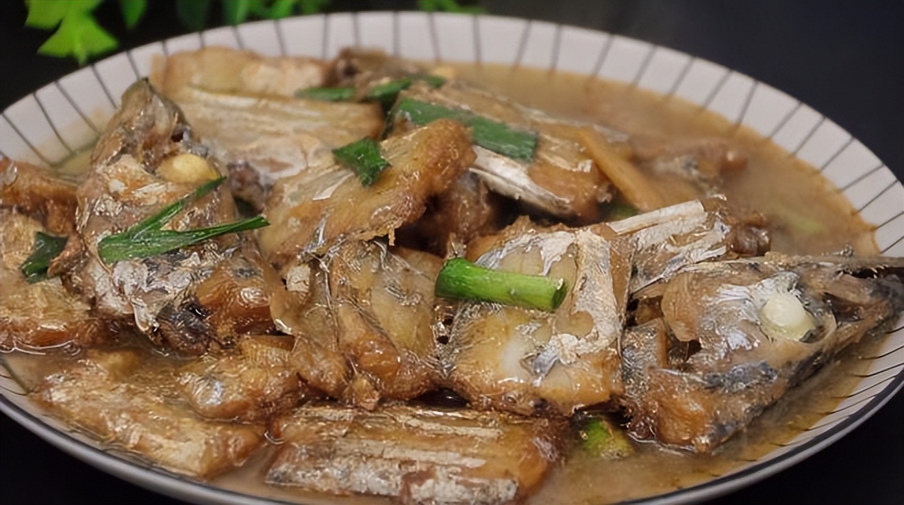 带鱼眼睛黄色跟白色有什么差别,买带鱼大眼睛的好还是小眼睛的好