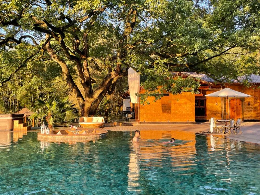 神仙眷侣辞掉高薪工作，爆改废弃山谷，悬崖高空造无边恒温泡池