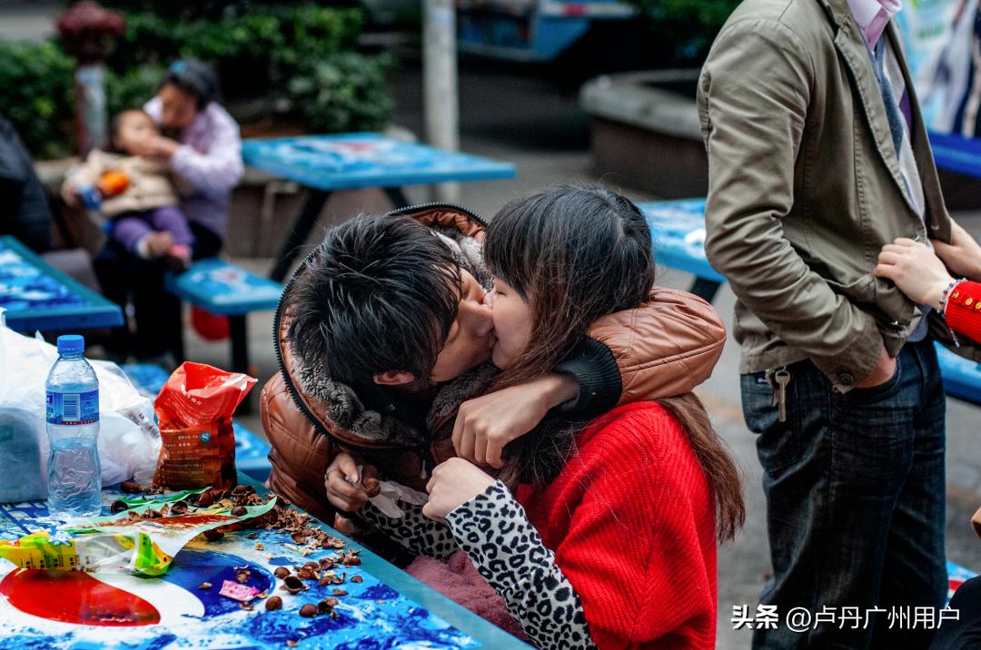 20年拍下150万张“东莞女工”在国外爆火：中国制造，不可思议！