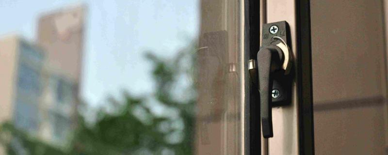 窗户把手360°旋转关不上,带把手的窗户关不严怎么调整