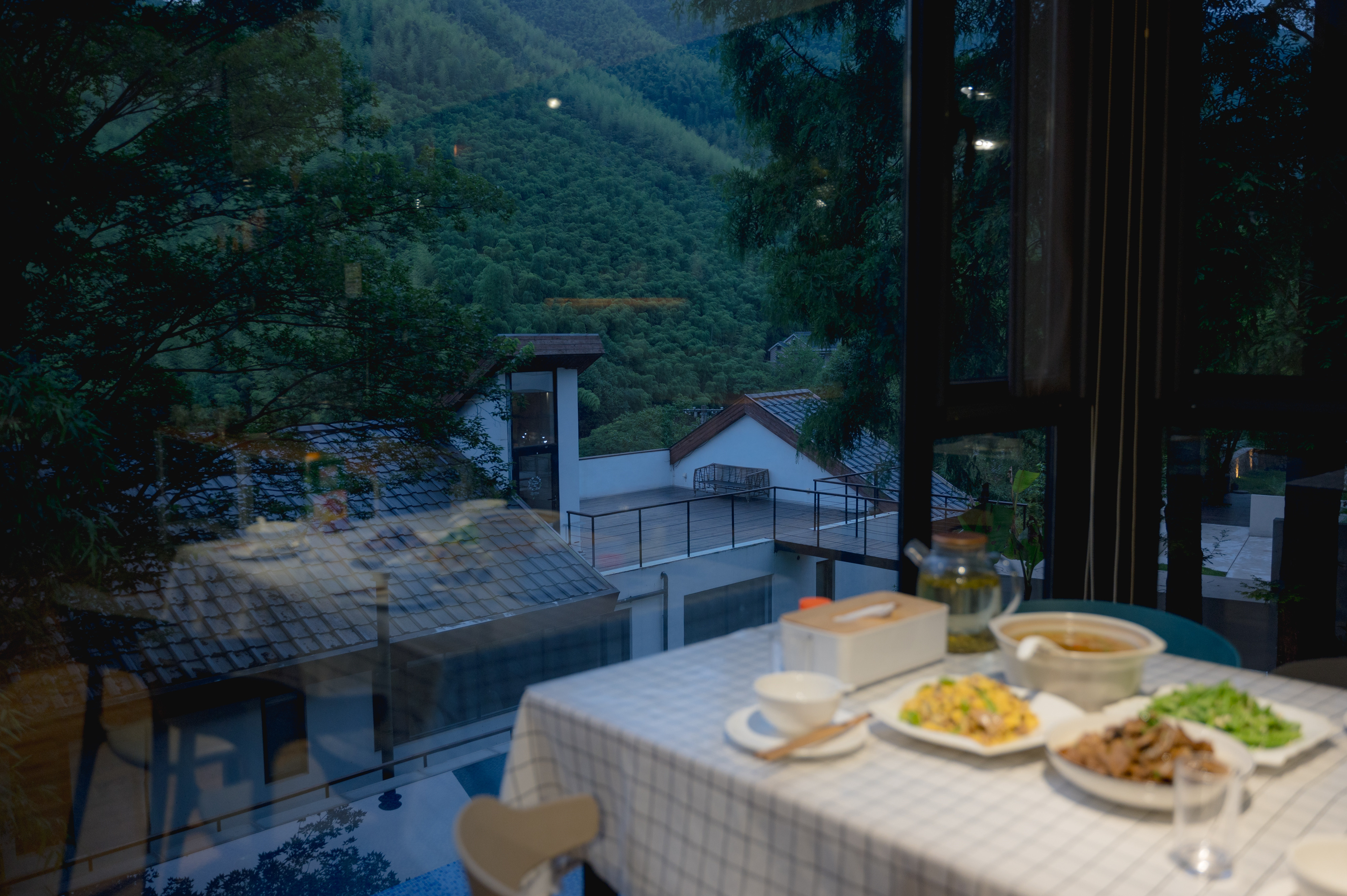 在山林间泡温泉,山林温泉