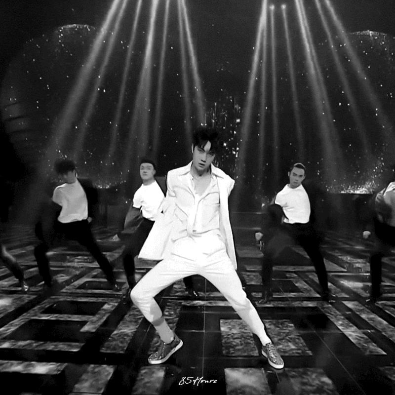 王一博回眸杀蓝湛,王一博跳舞杀马特