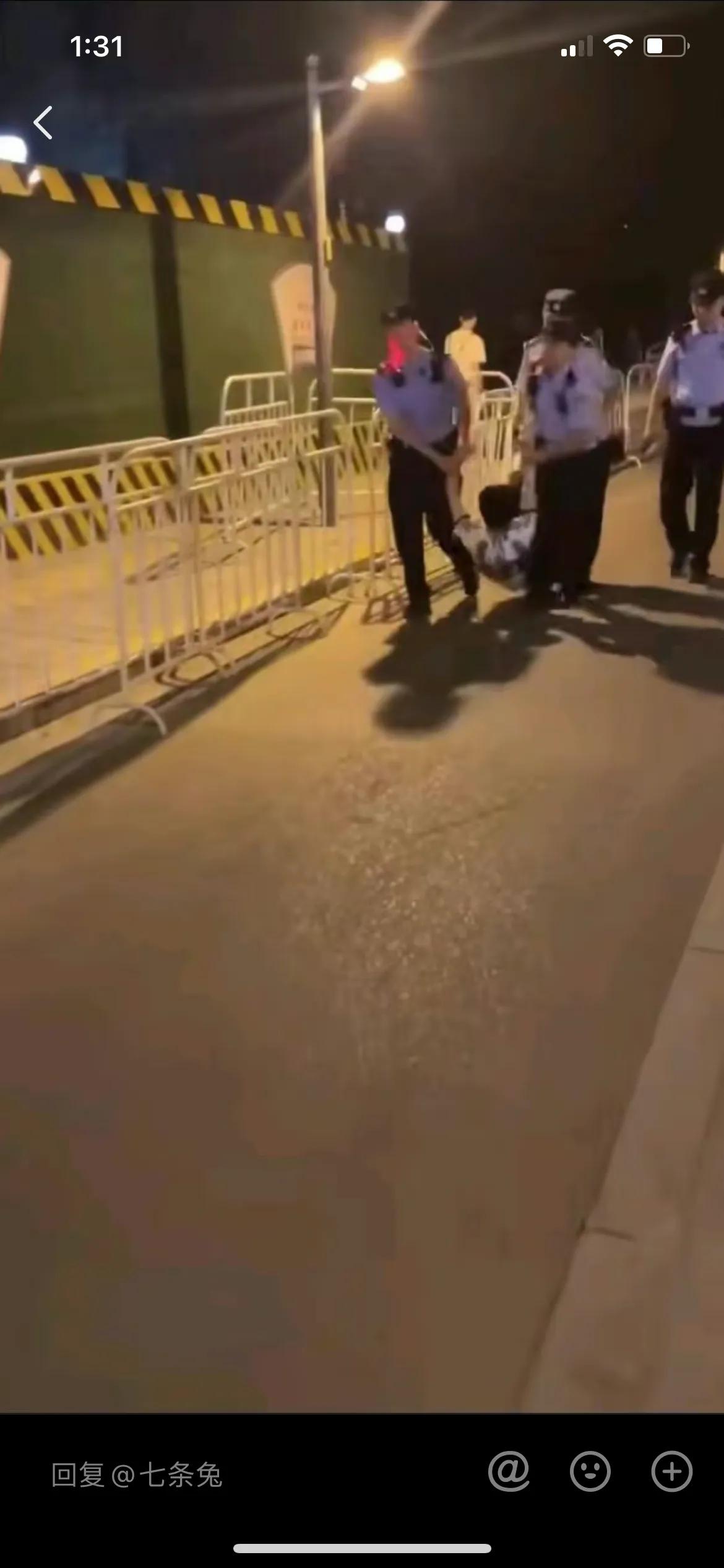 秘鲁球迷冲进球场拥抱梅西现场,球迷冲进球场拥抱梅西小伙教练