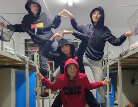 大学查寝拍照姿势汇总照片,高校查寝可摆pose拍照