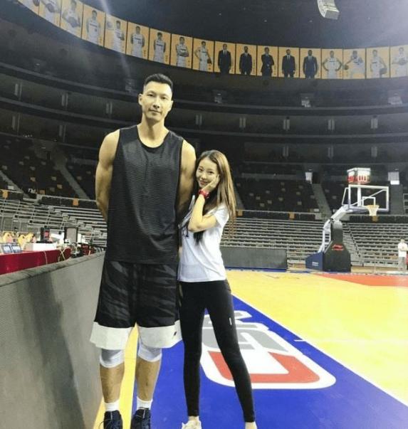 易建联为何娶荆灵,易建联娶巴西宝贝