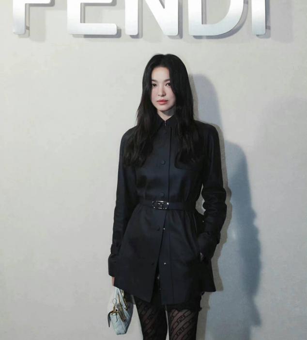 黑色墙面*袜丝**搭配束腰衬衣，宋慧乔变身暗黑女王，网友：好美！