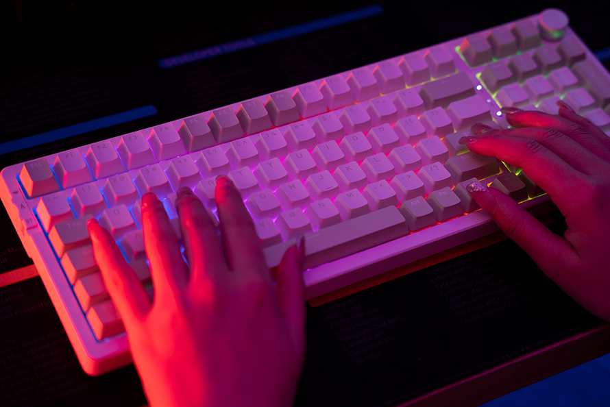 黑爵AK992蓝牙三模机械键盘评测：300元预算内的无短板水桶外设