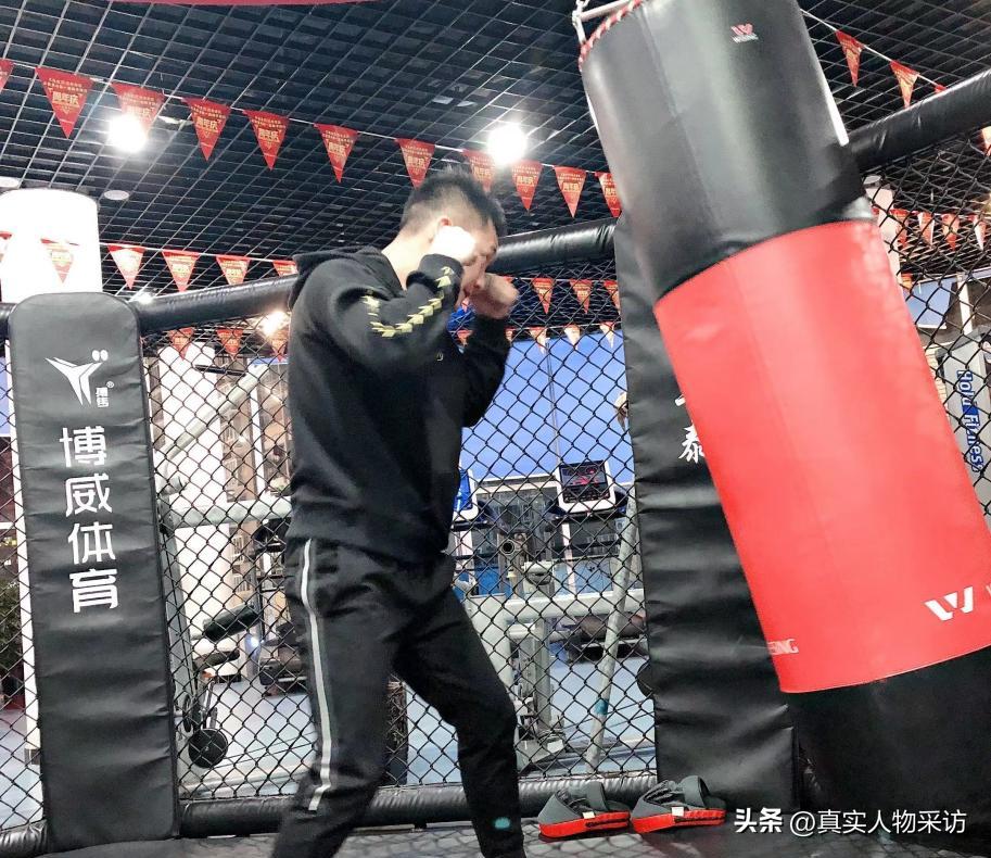 40岁养鸡一年能赚多少钱,养鸡1万只鸡一年赚50万