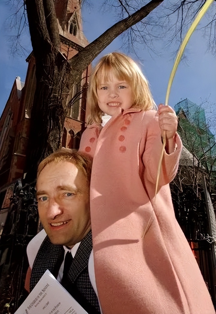 08年美国超级*子骗**:靠忽悠进华尔街,骗婚女高管12年