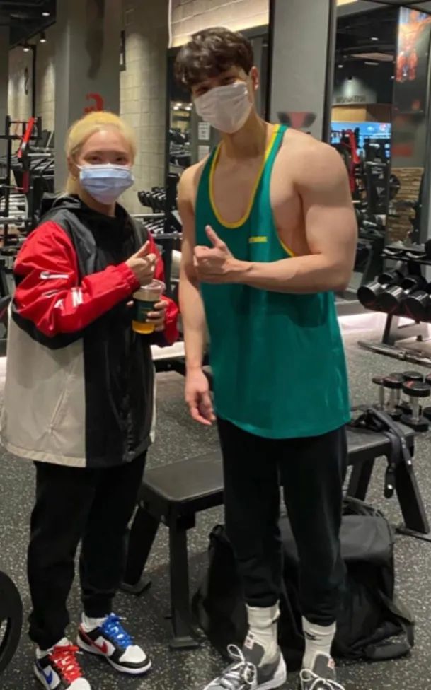 现在流行宽肩,韩国流行宽肩