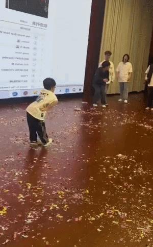 “无意中在女同事车上发现的，这是用来干嘛的？”网友们内涵了