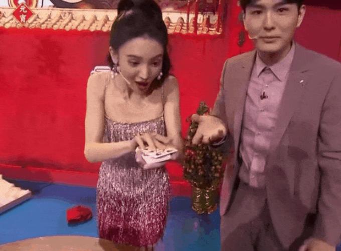 张小斐唱仰望星空致敬女足,元宵节春晚张小斐唱歌