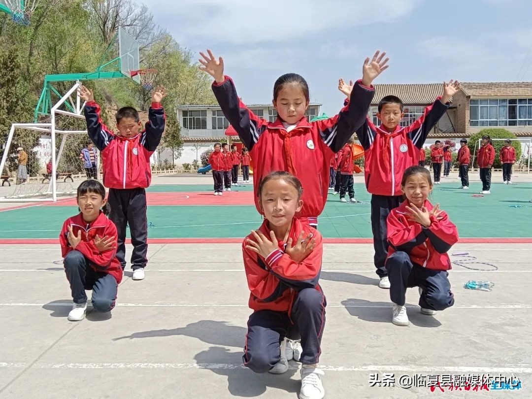 表演竹竿舞跳绳,跳绳竹竿舞大课间