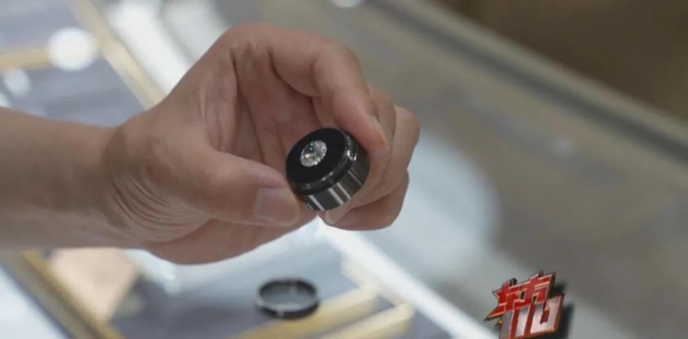 340万元钻石被替换成几百元锆石，土豪客户付十万定金后离开