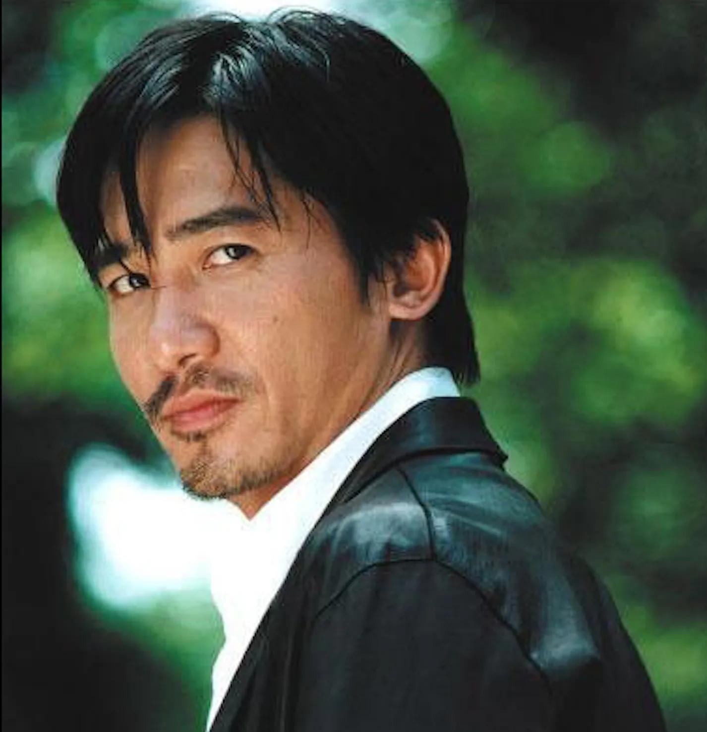 梁朝伟和女星亲密合照,梁朝伟亲吻刘嘉玲金鸡奖