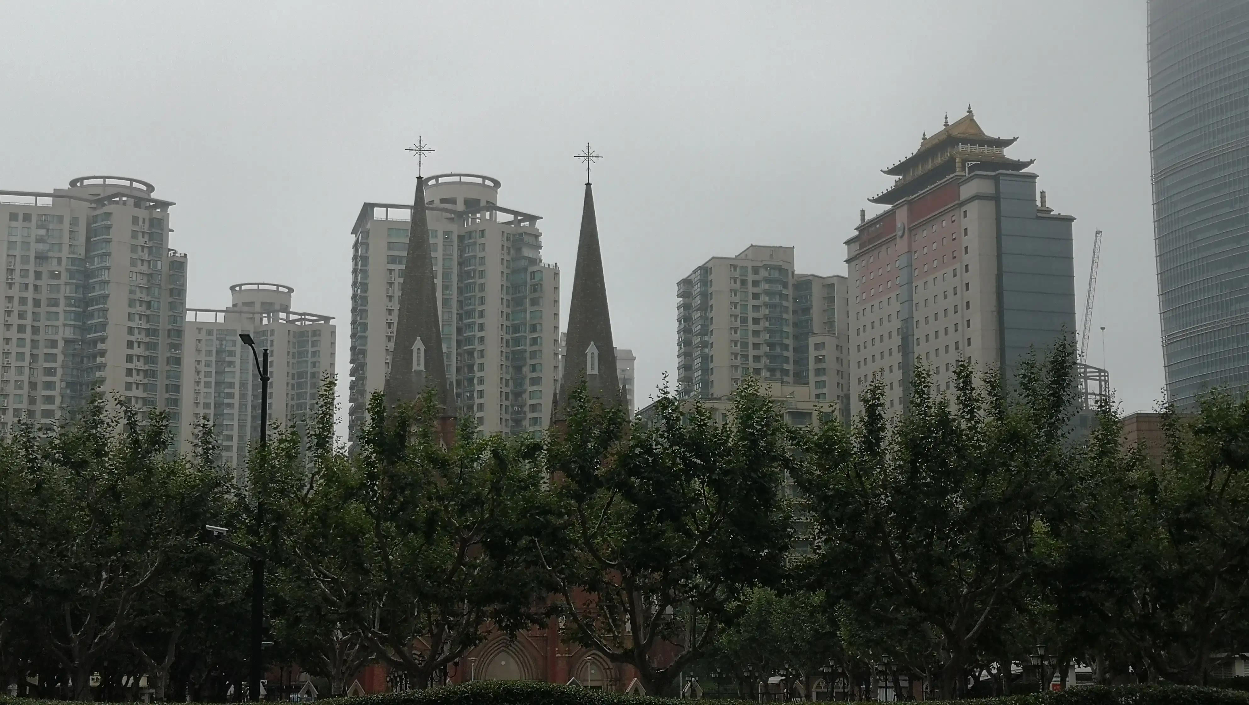 弄堂小吃、欧洲红酒，中西雅俗共赏