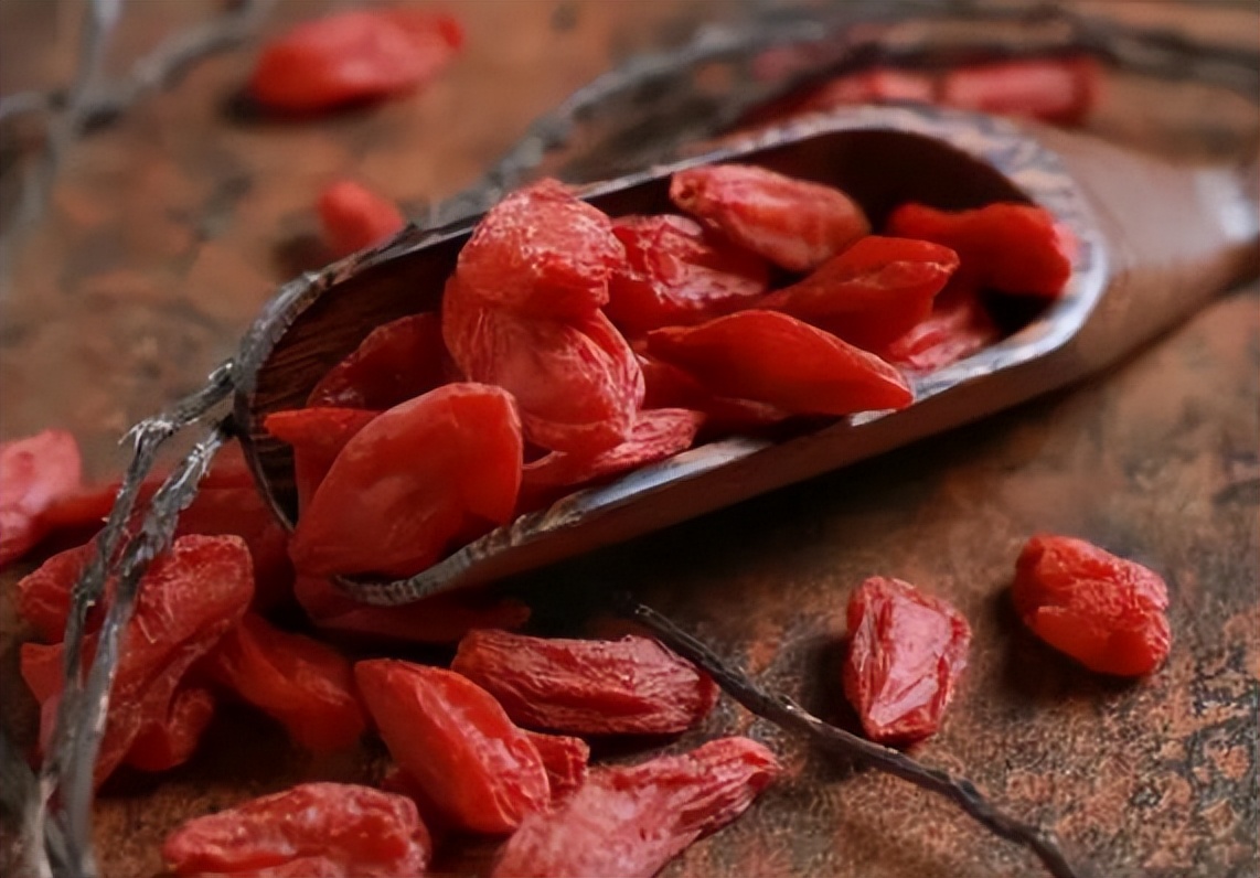 男人喝枸杞水能降血糖吗,长期用枸杞泡水喝是养肾还是伤肾