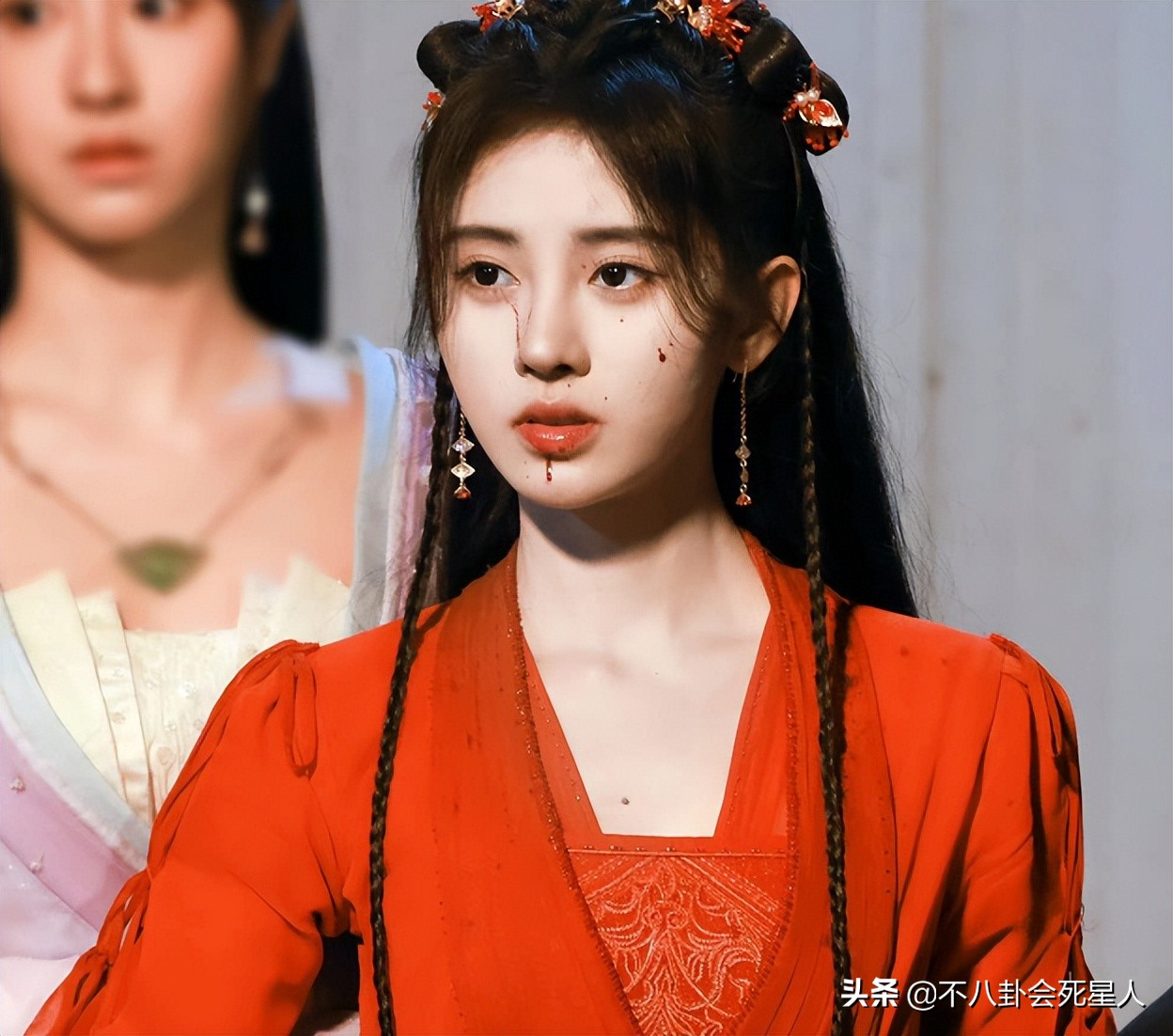 鞠婧祎8大离谱妆容：吐血不敢弄花半永久妆，守丧也要浓妆涂红唇