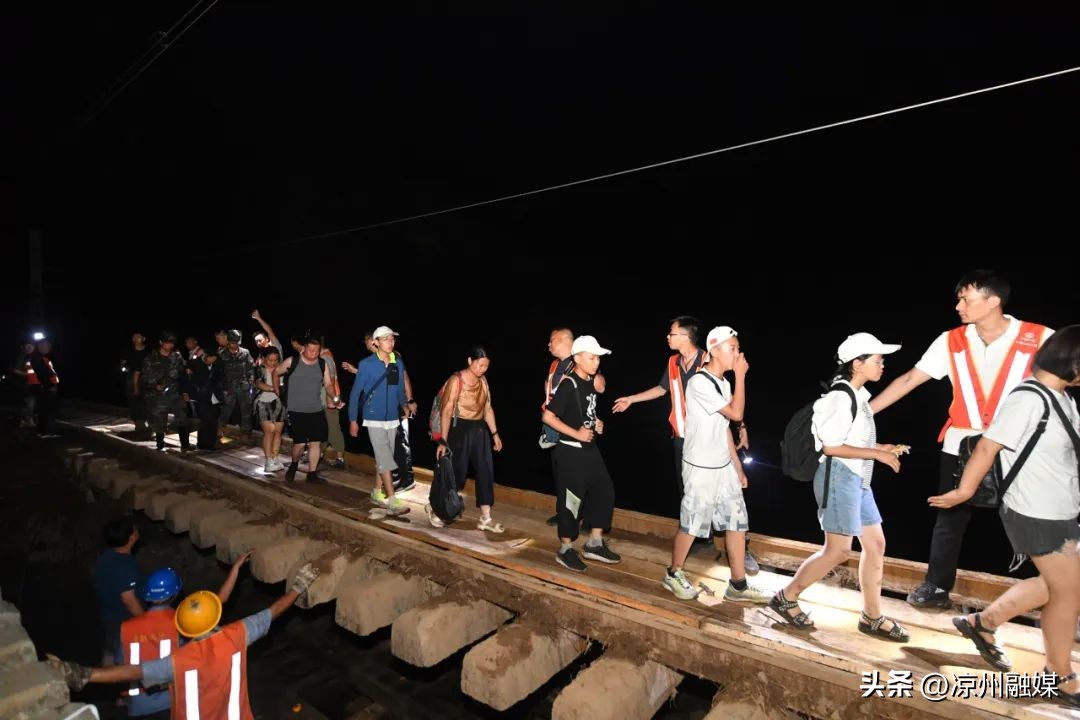 他用沾满泥巴的手签收大学录取通知书,学校:与你相约一起看海!