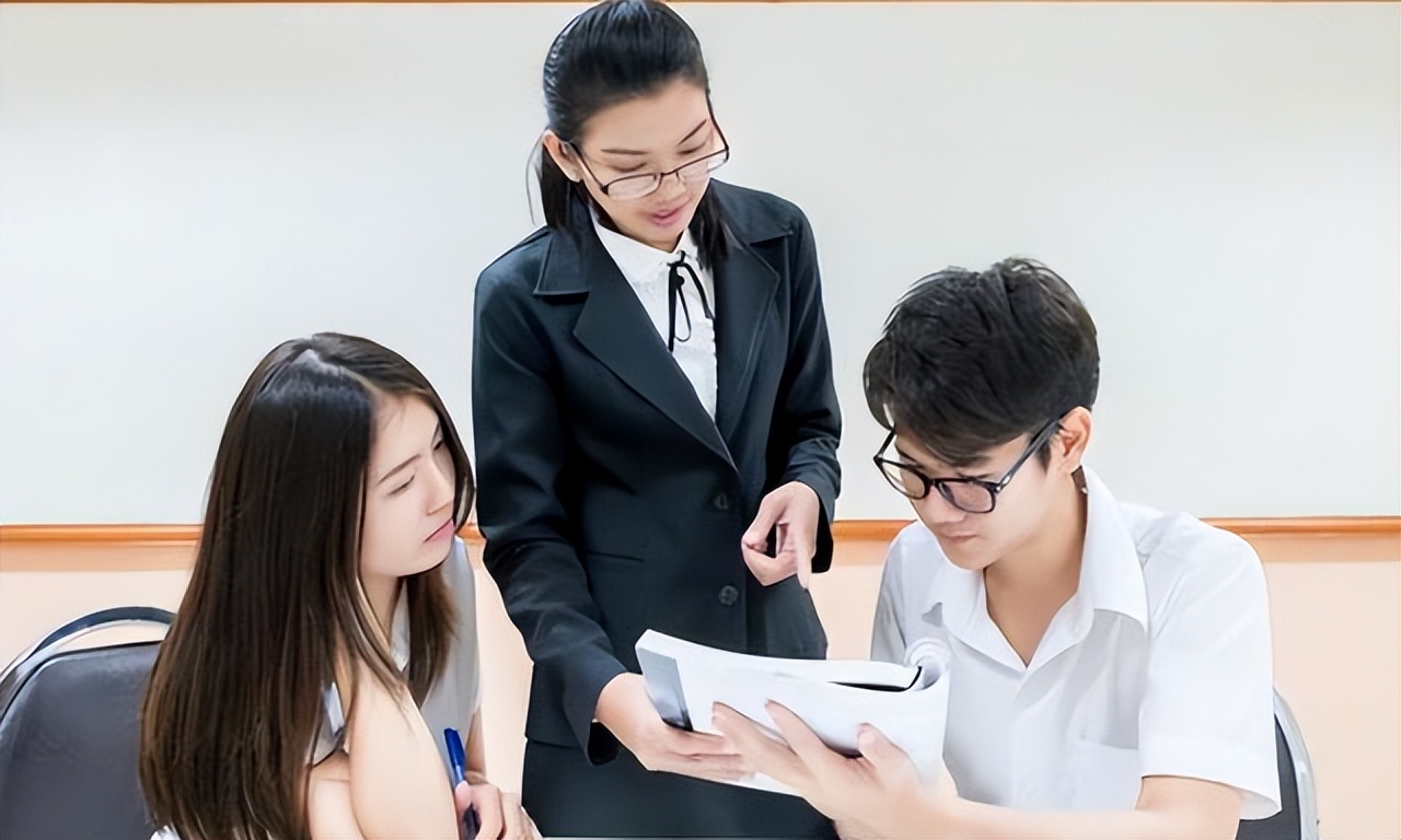 上海本科生平均工资2023,上海本科生就业工资