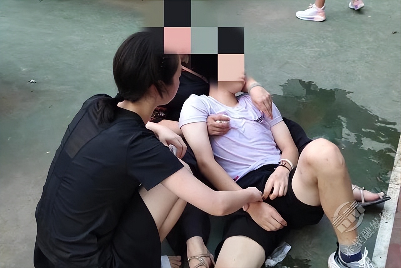 男子室外运动中暑群众施救,医护人员中暑晕倒求助消防员