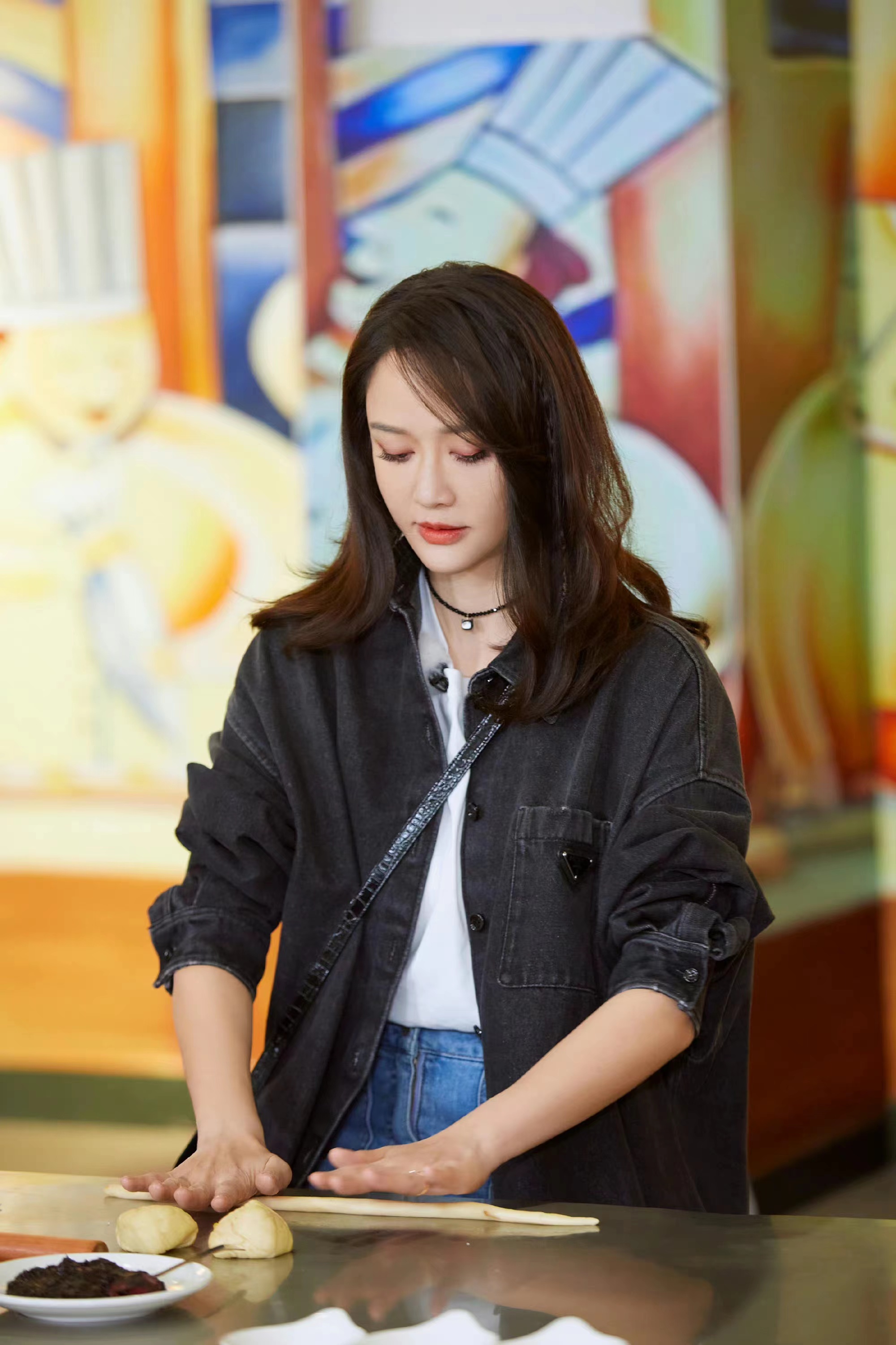 陈乔恩最近节目穿搭,陈乔恩录节目穿紧身皮衣大秀身材