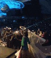 突然冒出一片气泡,突然冒了小小的水泡泡