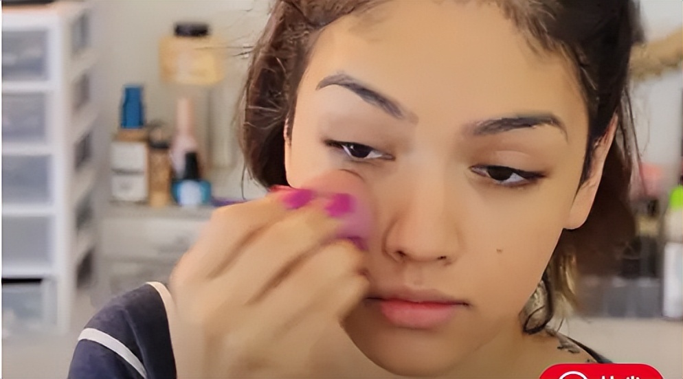 用刷子涂粉底液的正确方法,用手涂抹粉底液教程