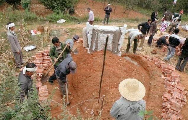 起棺下雨和落棺下雨有什么说法,下葬时下雨浇棺材预兆
