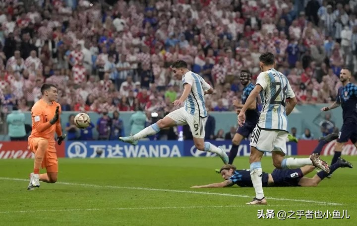 37岁的魔笛和36岁的梅西,克罗地亚魔笛和阿根廷梅西握手