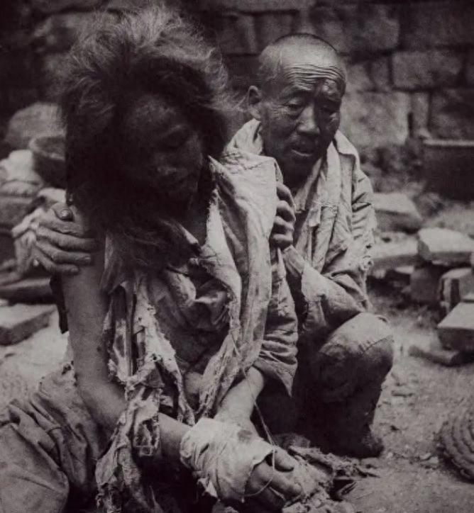 侵华日军残酷*行暴**，女子为活命脱下衣服让日本人拍摄，*辱侮**至死