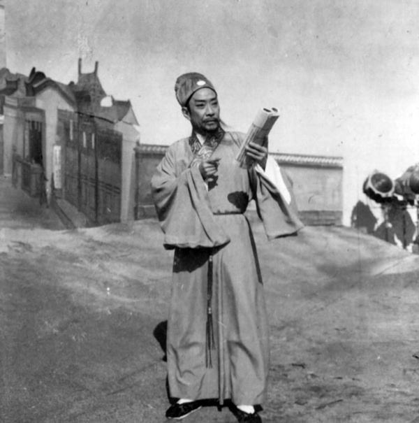 广西军医为了升官发财成为匪首，捐献药方治疗志愿军，获得新生