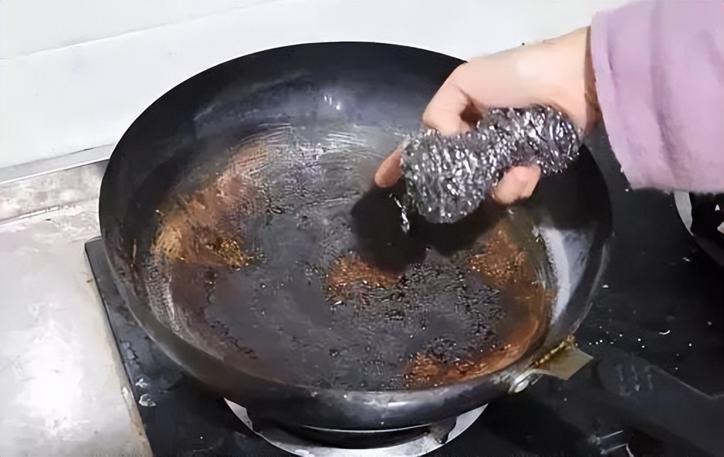 不锈钢锅烧糊了锅底怎么去黑如新,不粘锅锅底烧了发黄如何处理