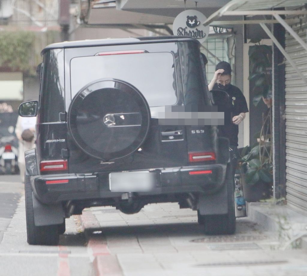 房祖名为违规停车公开道歉,经纪人证其演艺事业停滞,将专注卖酒