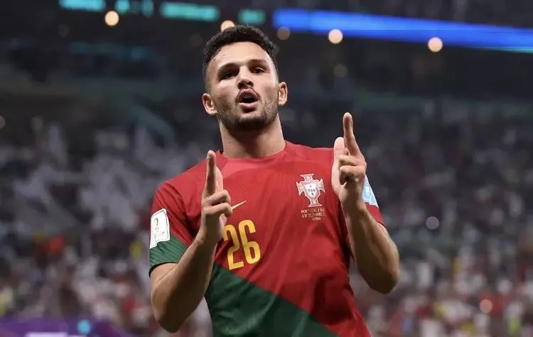 老将c罗重回曼联,c罗老替补