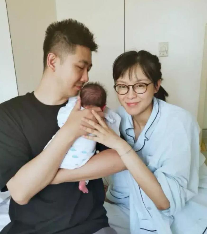 著名主持人李艾：嫁给自己经纪人，婚后一直分房睡，连楼层都不同