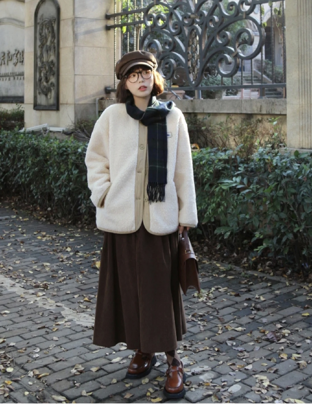 冬季流行鱼尾裙短款羽绒服穿搭,深色羽绒服搭配什么色的半身裙