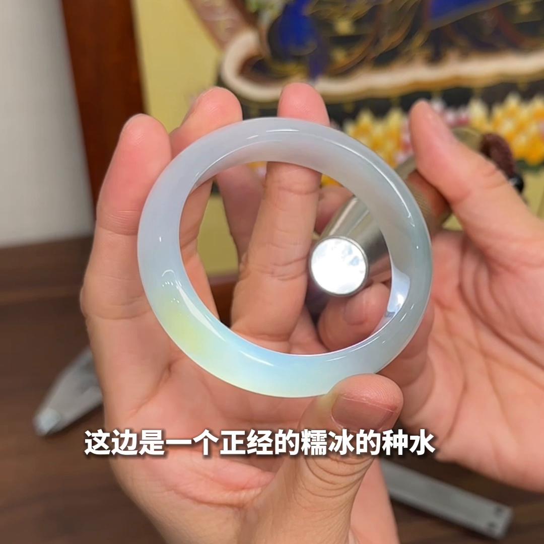 金丝玉手镯在床上无缘无故裂了,金丝玉手镯裂了个纹会断么