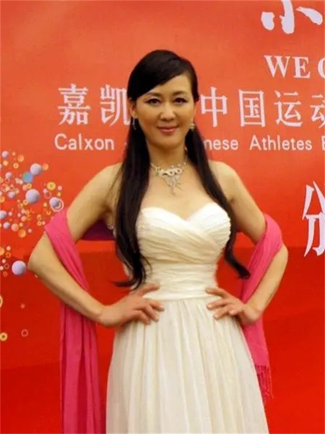 体操冠军嫁入豪门被家暴,体操冠军嫁50岁男友