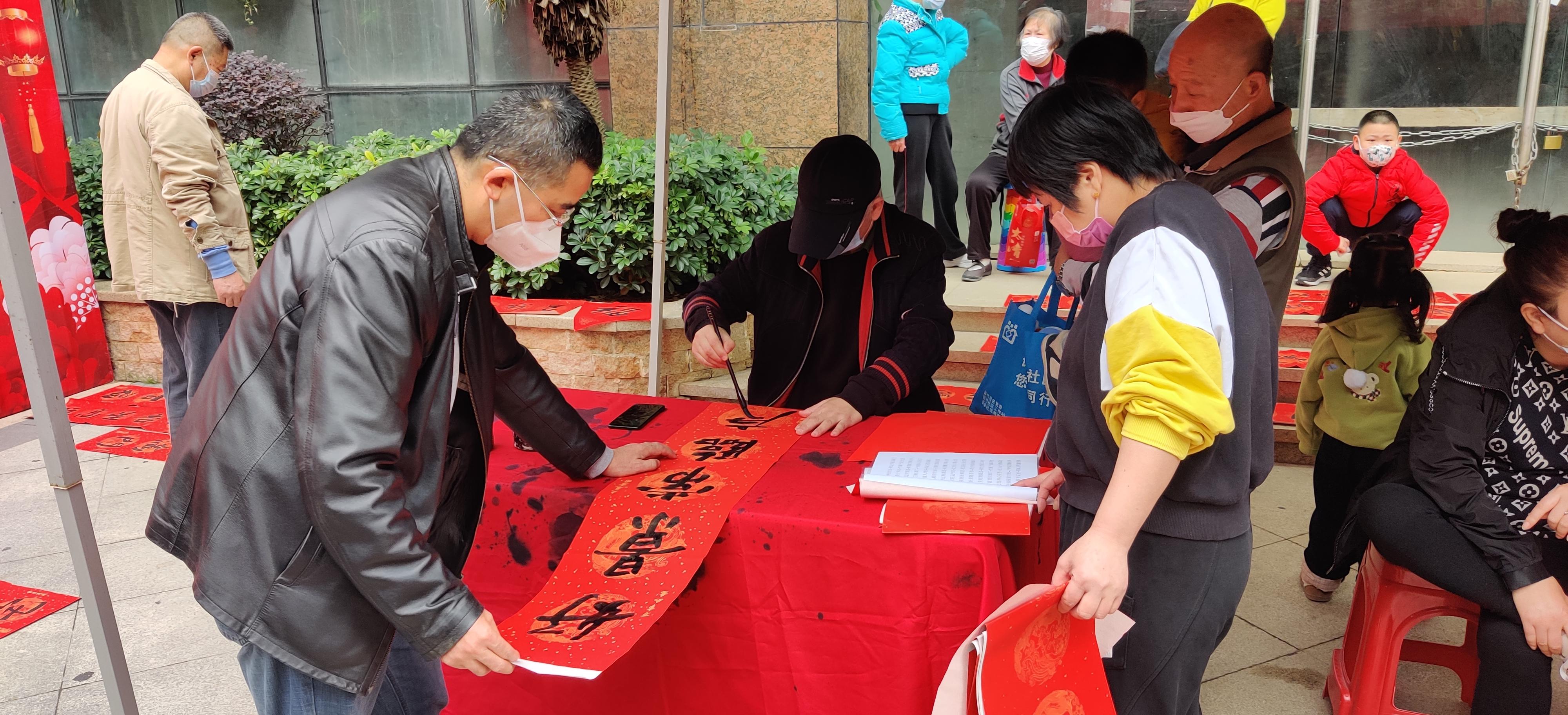 社区新春慰问送春联活动信息,社区开展写春联送祝福公益活动