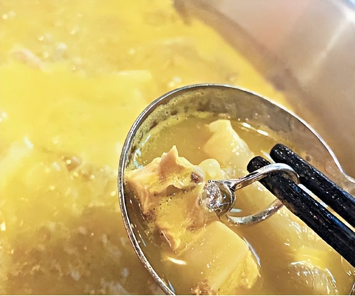 香港男星转型成内地探店博主火上热搜，不忘疯狂示爱前明星女友