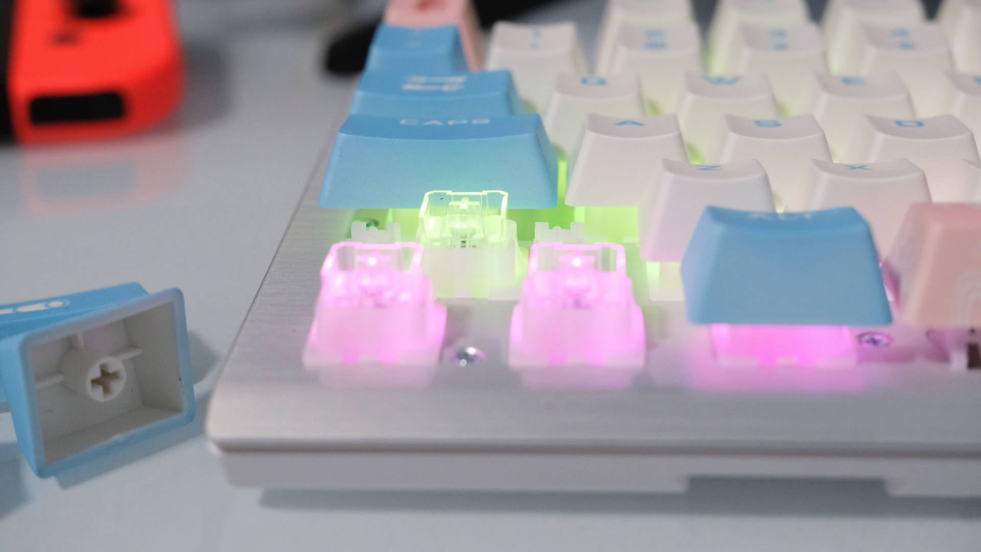 CHERRYMV轴用起来是什么样的体验？美商海盗船微甜之空RGB键盘