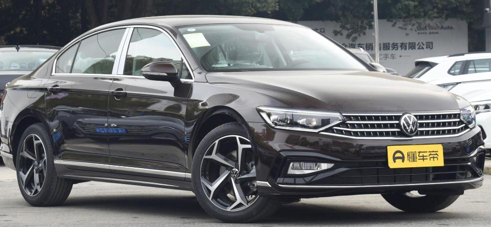 大众迈腾和凯美瑞2.5,大众迈腾330对比丰田凯美瑞2.0双擎