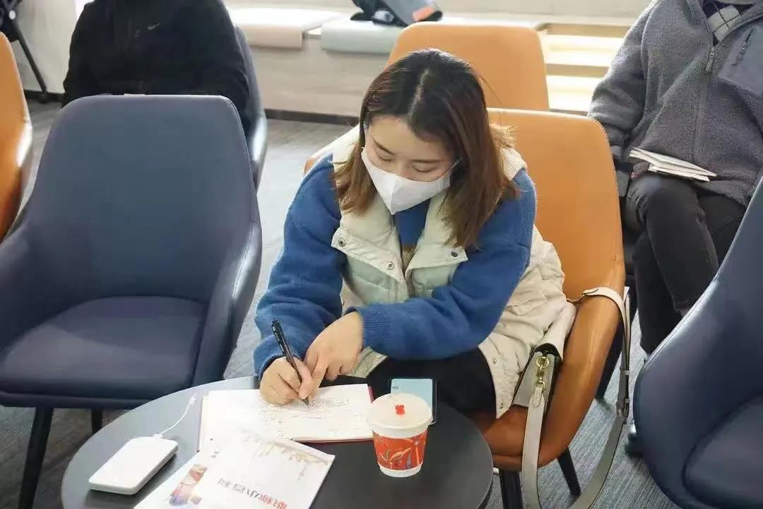 ta们拥有了“专属定制”,一起感受城市天际线上的“会客厅”!