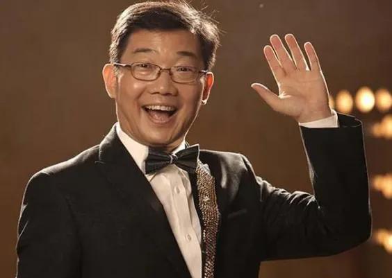 把“黄家驹”叫成黄家狗，引起众怒，毁掉自己前程