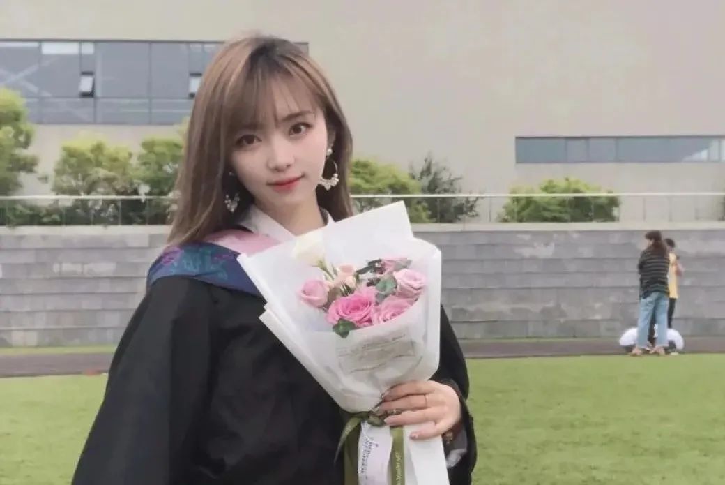 九大美院学士服哪个最漂亮,哪个学校的学士服最好看