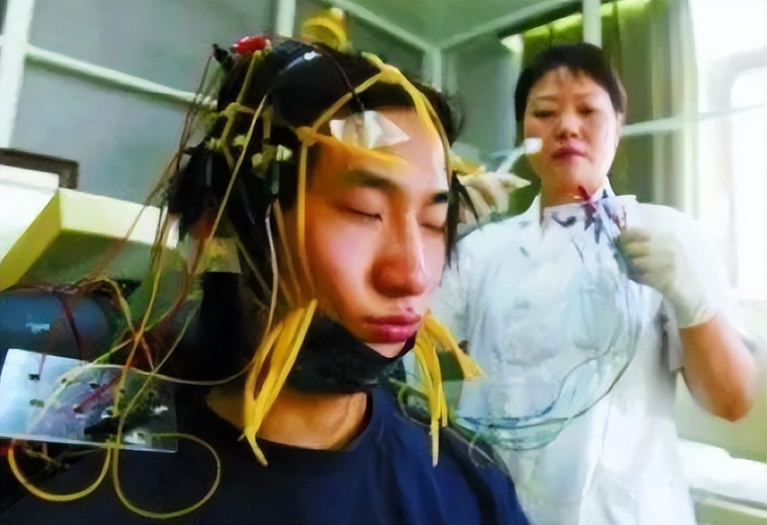 电击、殴打、*虐性**！400亿的“人间炼狱”，竟是家长们亲手打造的