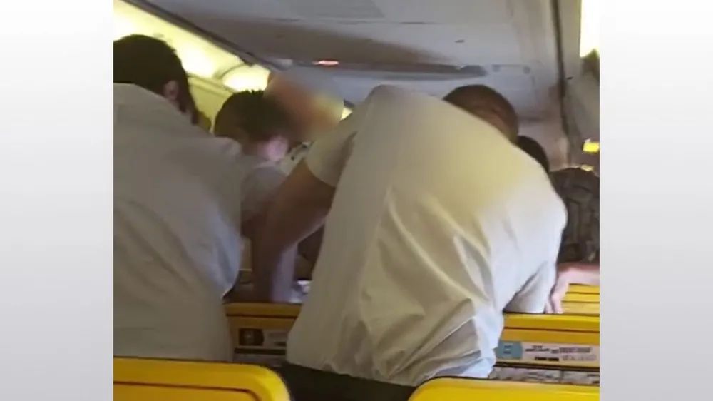飞机暴力驱赶乘客真实事件,飞机上的暴力事件